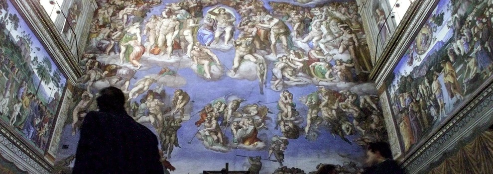 Des gens passent devant une fresque à la dominance bleue. Des gens passent devant une fresque à la dominance bleue.