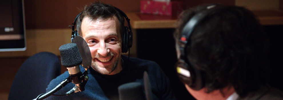 Mathieu Kassovitz sourit en regardant son comparse, de dos sur la photo. Mathieu Kassovitz sourit en regardant son comparse, de dos sur la photo.