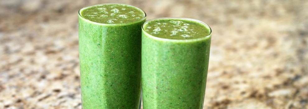 Deux grands verres de smoothie vert Deux grands verres de smoothie vert