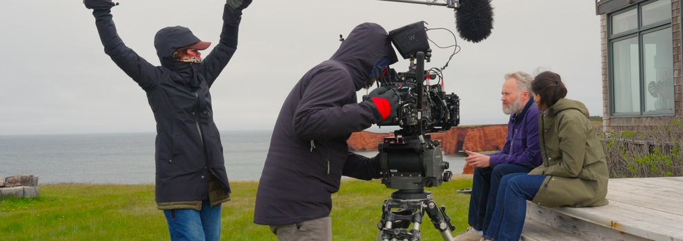 Les comédiens et comédienne entourés de l'équipe de tournage