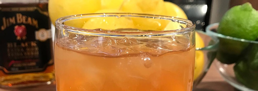 Le verre contient quelques glaçons Le verre contient quelques glaçons